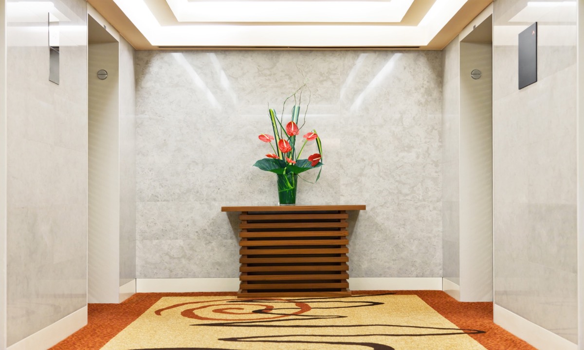 Hall avec tapis et bouquet de fleurs